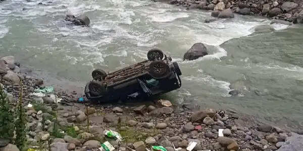 मनाली में मनालसु नाले में गिरी जिम्नी, दो युवकों की मौत, तीन घायल