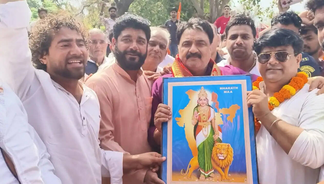 जींद : शहीदों के दिखाए मार्ग पर चलें युवा : डा. मिड्ढा