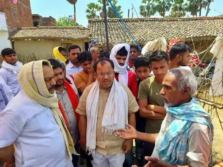 सांसद विवेक ने शहीद के परिजन को बंधाया ढाढ़स,ग्रामीणों की ली सुधि