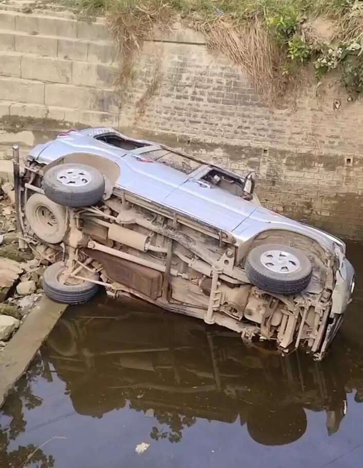 बारात से लौट रही गाड़ी नहर में पलटी,पांच घायल,एक गंभीर