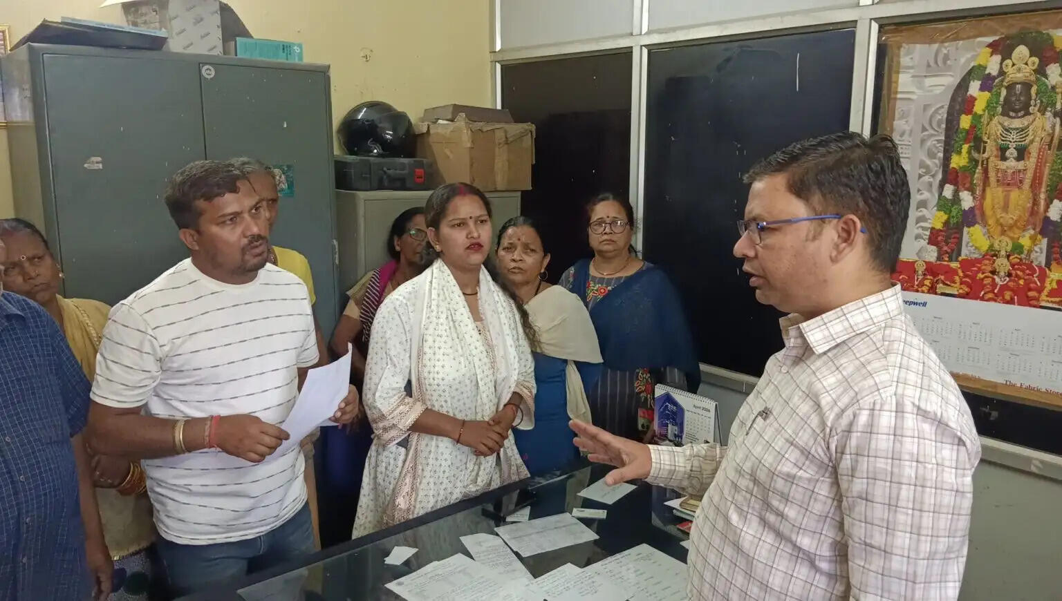 पेयजल समस्या पर फूटा गुस्सा, लोगों ने किया सहायक अभियंता का घेराव