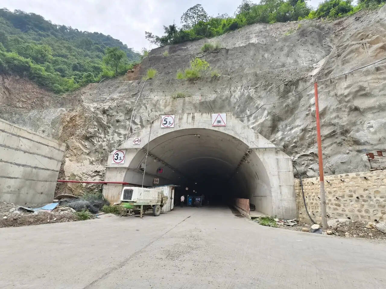 उत्तराखंड के रुद्रप्रयाग में 900 मीटर लंबी सुरंग का निर्माण पूरा, पुल अंतिम चरण में