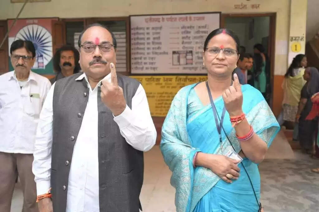 कोरबा : भाजपा महापौर प्रत्याशी श्रीमती संजू देवी राजपूत ने सपरिवार किया मतदान
