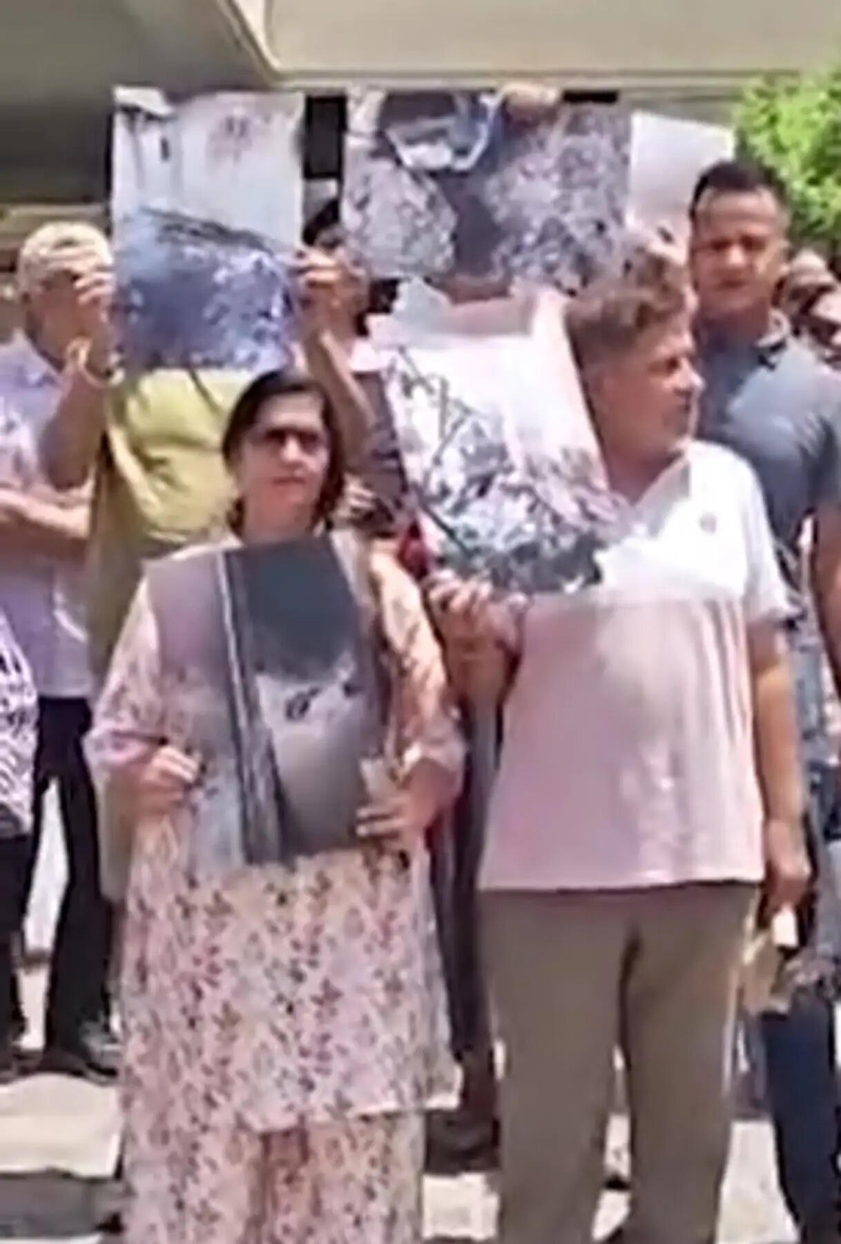 गुरुग्राम: अनंतराज सोसाइटी में आग के बाद हंगामा, बिल्डर पर बिफरे लोग