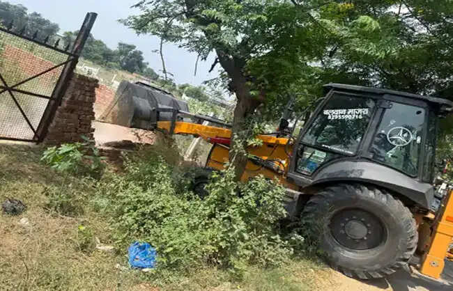 महेंद्रगढ़ में अवैध कॉलोनी पर चला पीला पंजा, निर्माण ध्वस्त