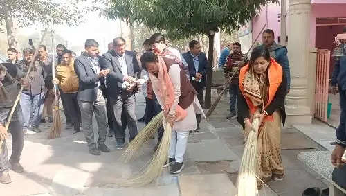 उपमुख्यमंत्री प्रेमचंद बैरवा एवं महापौर डाॅ. सौम्या गुर्जर ने मंदिर परिसर में की साफ-सफाई