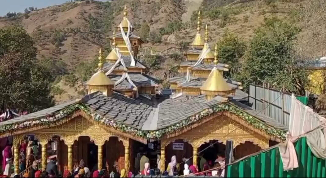 नए साल के मौके पर महासू तीर्थ पशमी में जुटे श्रद्धालु