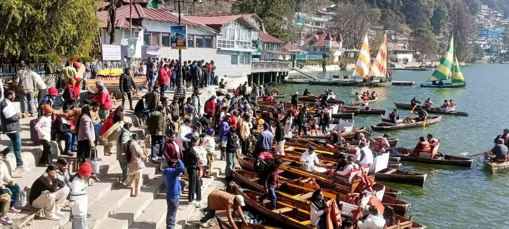 बारिश से सुहावने मौसम के बीच नैनीताल में पर्यटकों की भीड़