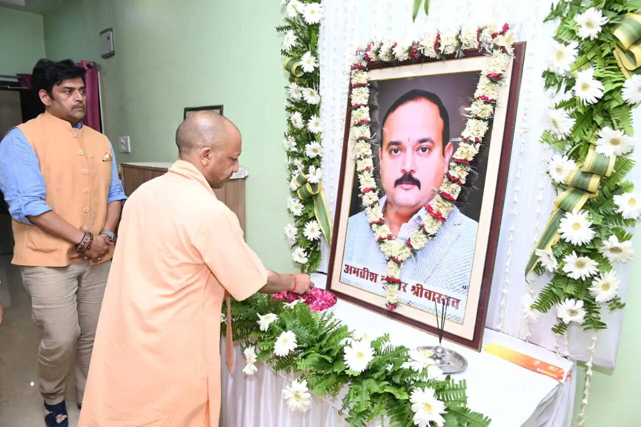 मुख्यमंत्री योगी ने दी अंबरीश श्रीवास्तव को श्रद्धांजलि