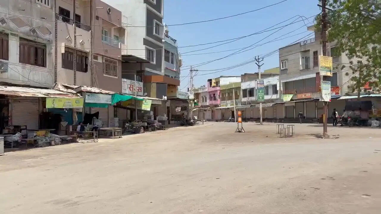 लगातार दूसरे दिन बंद रहे बड़ीसादड़ी के बाजार, जिंक अपशिष्ट हटाने को लेकर तेज हुआ आंदोलन