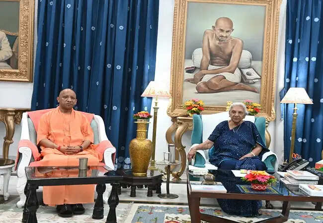 मुख्यमंत्री योगी पहुंचे जन भवन, मंत्रिमण्डल विस्तार की चर्चा तेज