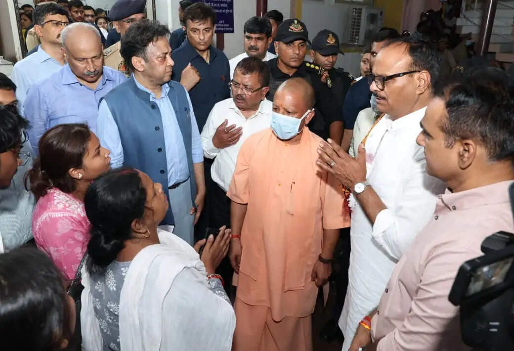 अलीगंज अग्निकांड : मुख्यमंत्री ने मृतकों के परिजनों को 05-05 लाख और घायलों के लिए 50 हजार रुपये सहायता की घाेषणा की