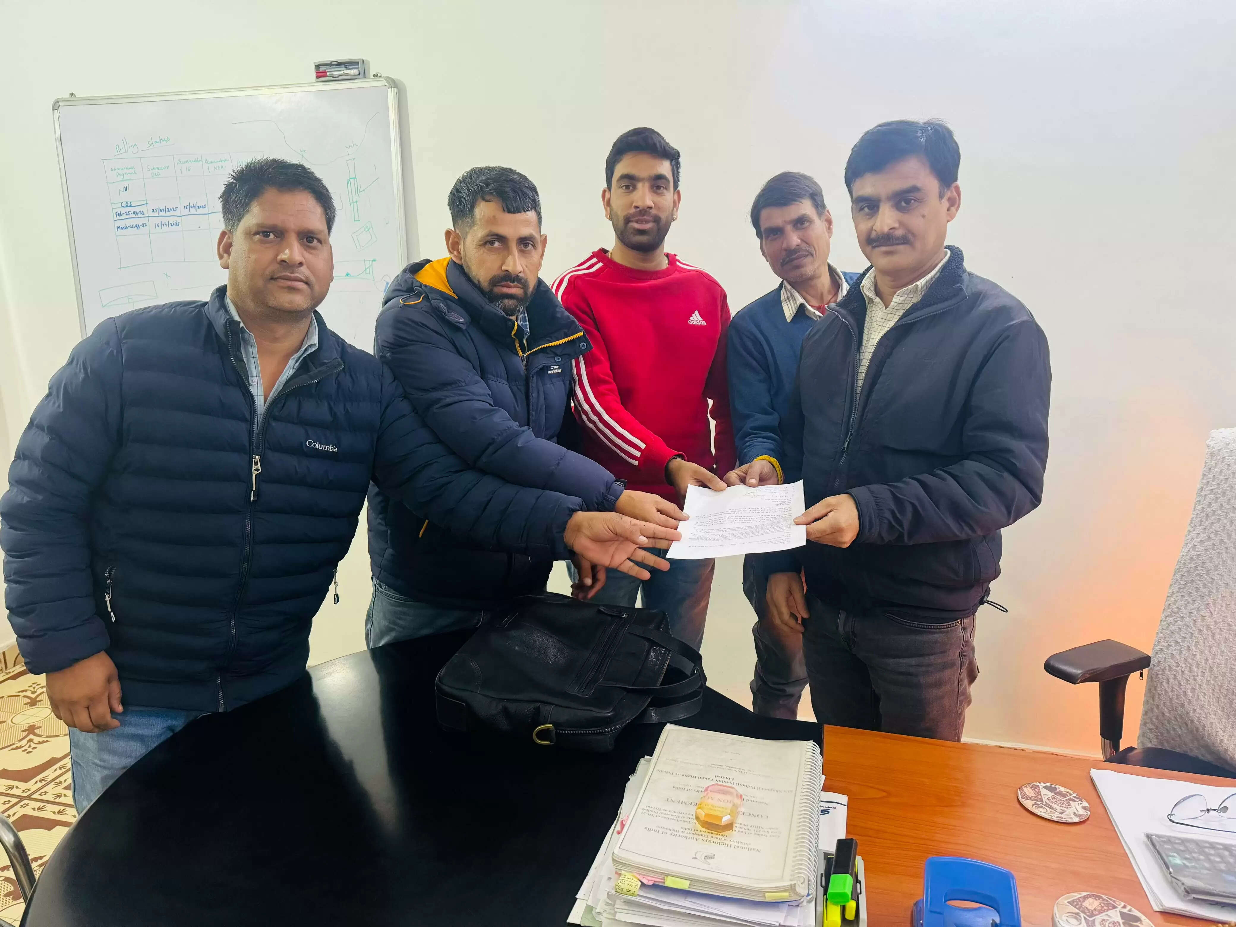 पंडोह बायपास–टकोली परियोजना में भुगतान को लेकर ठेकेदारों का आक्रोश, शाहपुर्जी पलोंजी को सौंपा ज्ञापन