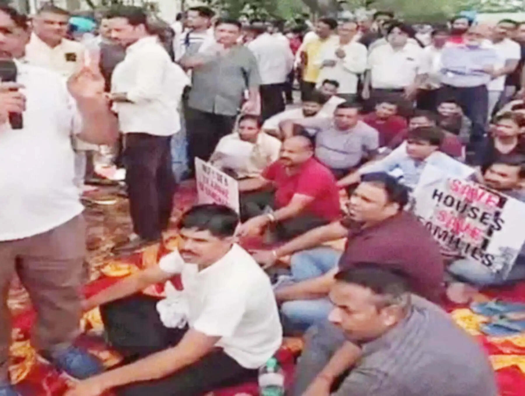 गुरुग्राम: डीएलएफ में तोडफ़ोड़ को लेकर महापंचायत, बुलडोजर नहीं समाधान की मांग