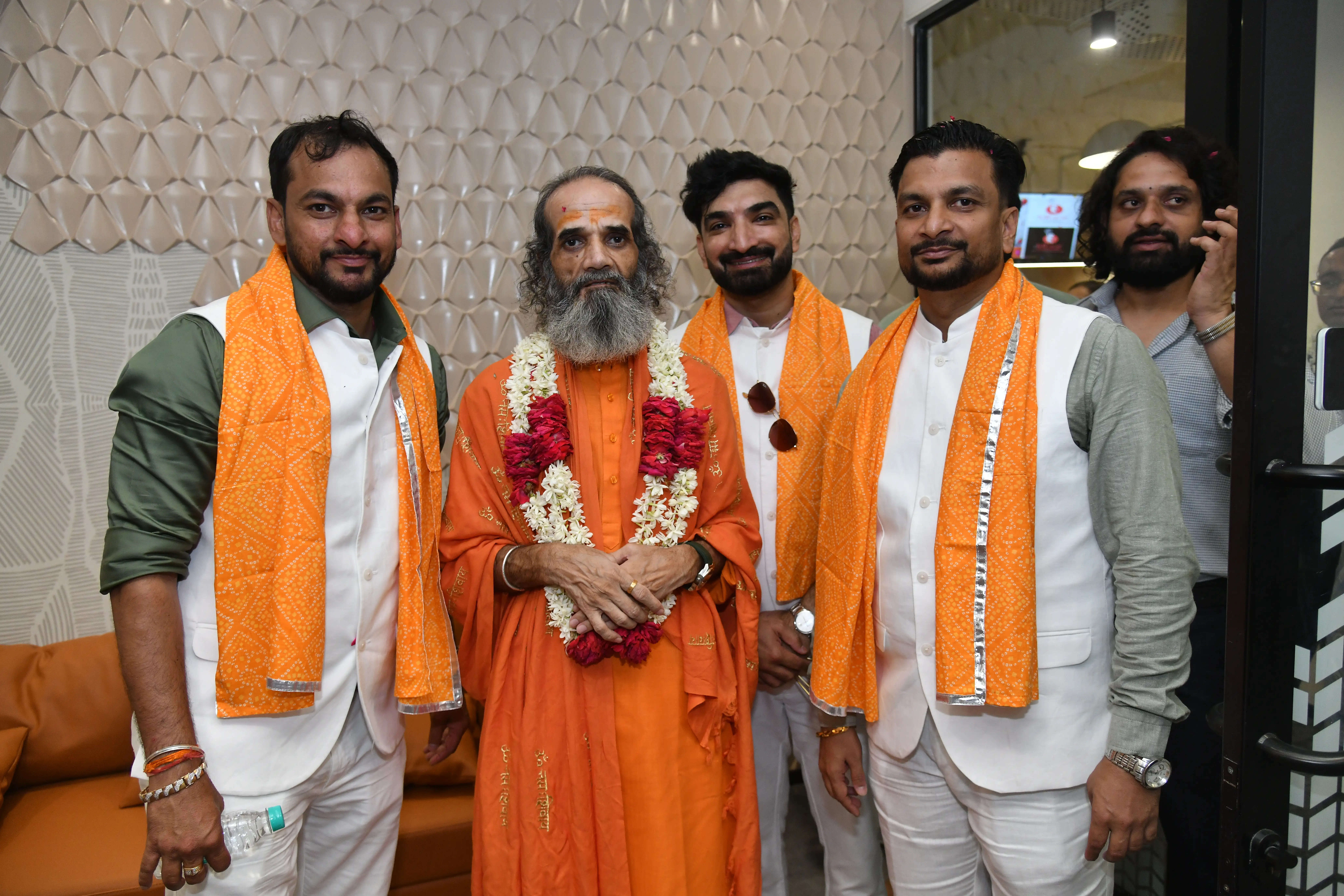 ईश्वर की कृपा, सेवा और सदाचार से ही मिलता है जीवन में सच्चा शिखर : कमलेश महाराज