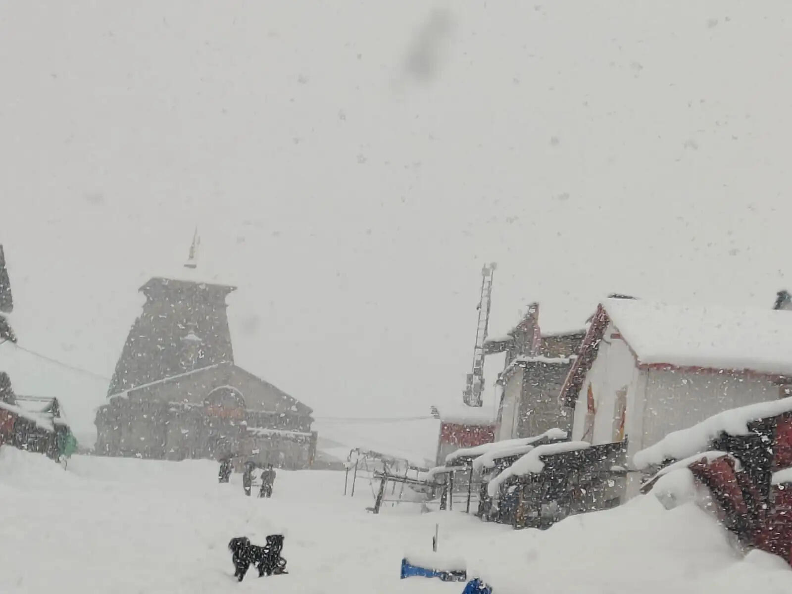 बाबा केदारनाथ बर्फबारी से मौसम हुआ सर्द