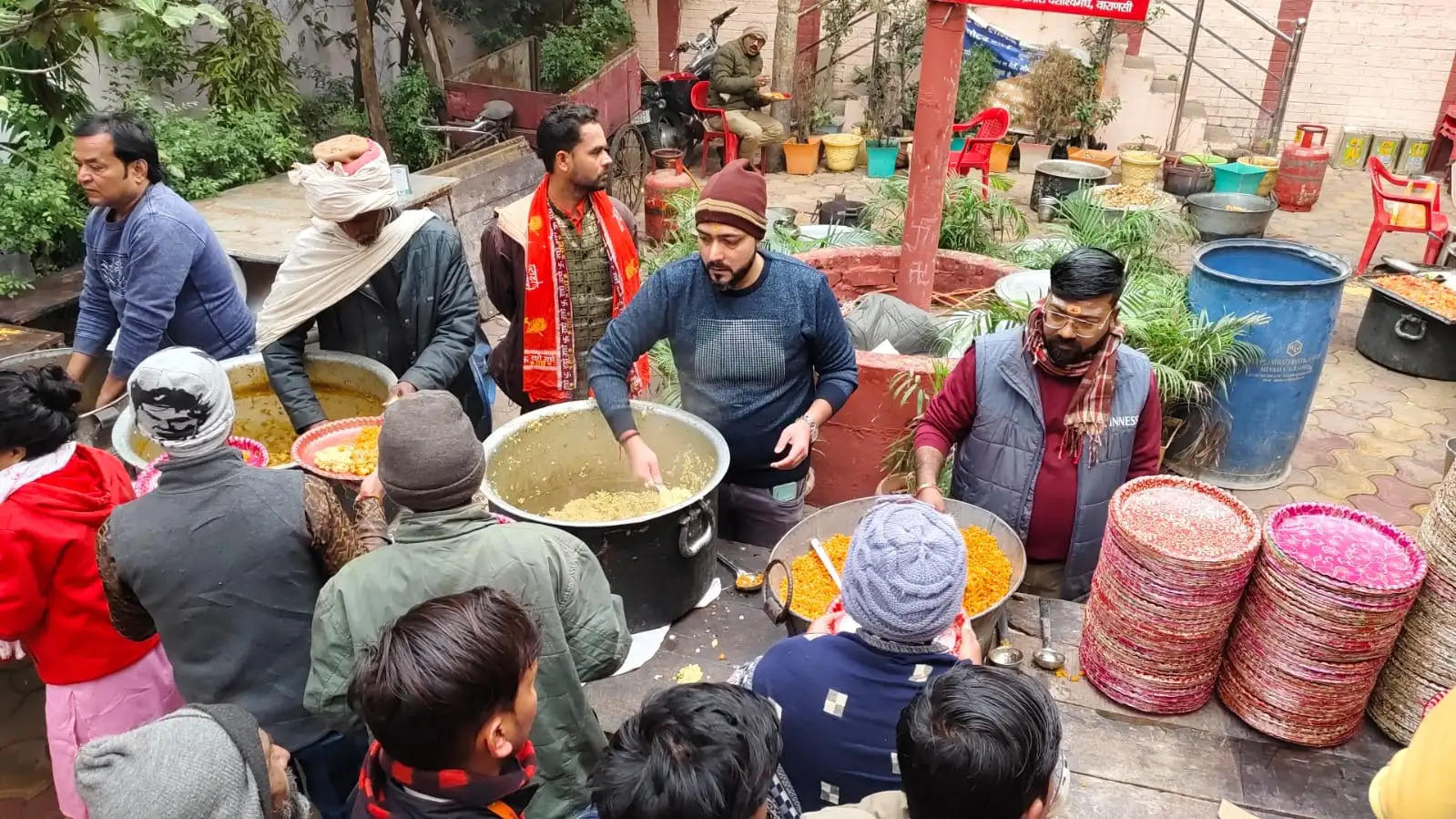 मकर संक्रांति पर देवगुरु बृहस्पति के दरबार में सजी भव्य झांकी, प्रसाद वितरण