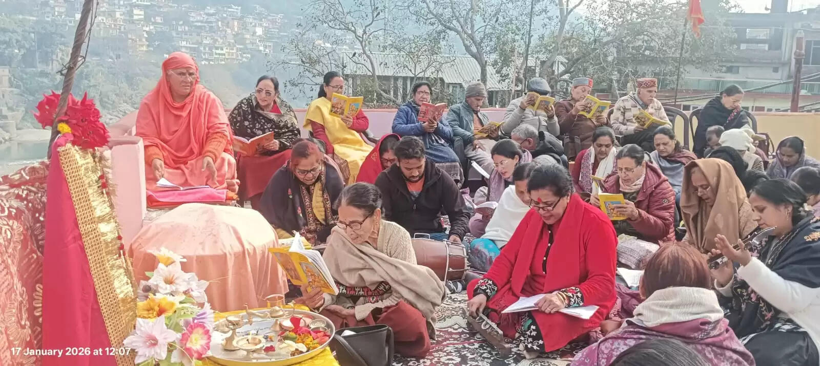 वेदांत कुटीर मंडी में सुंदरकांड की गूंज, कुष्ठ रोगियों की सेवा के साथ लगा खिचड़ी का विशाल भंडारा