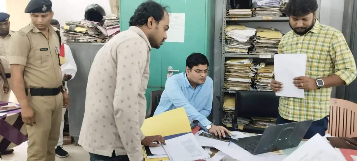 डीएम ने पंचायत और नगर निकाय स्तर पर स्थापित गैस वितरण नियंत्रण कक्ष का लिया जायजा