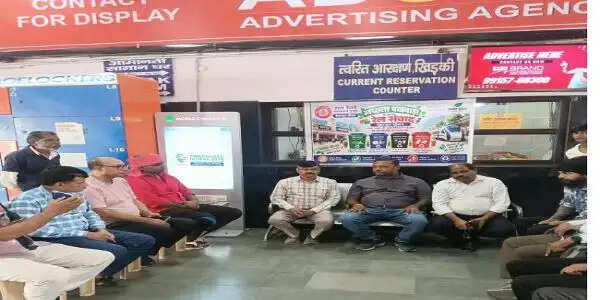 दून रेलवे स्टेशन पर रेल जन संवाद,यात्रियों को स्वच्छता के प्रति किया जागरूक