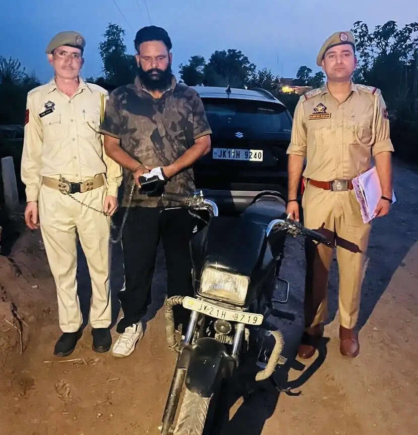 नशे पर वार-चिट्टे के साथ तस्कर गिरफ्तार, बाइक जब्त