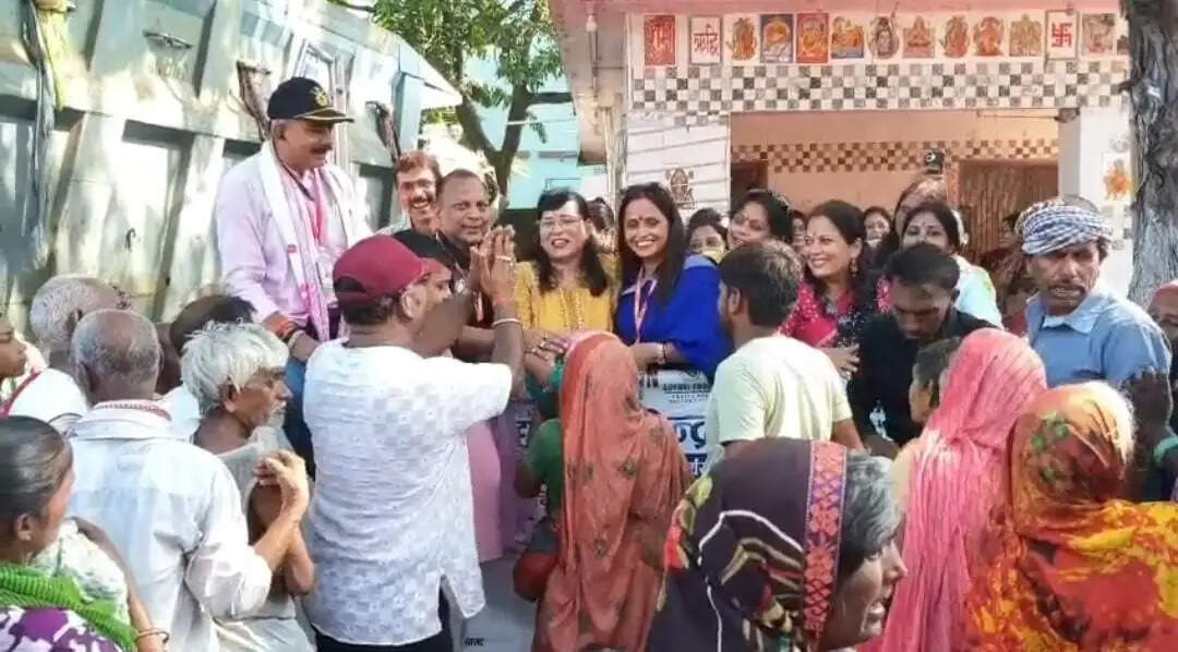 माँ आनंदी संस्था ने लगाया राहत शिविर, बेघर हुए सैकड़ो पीड़ितों के बीच बांटी सामग्री