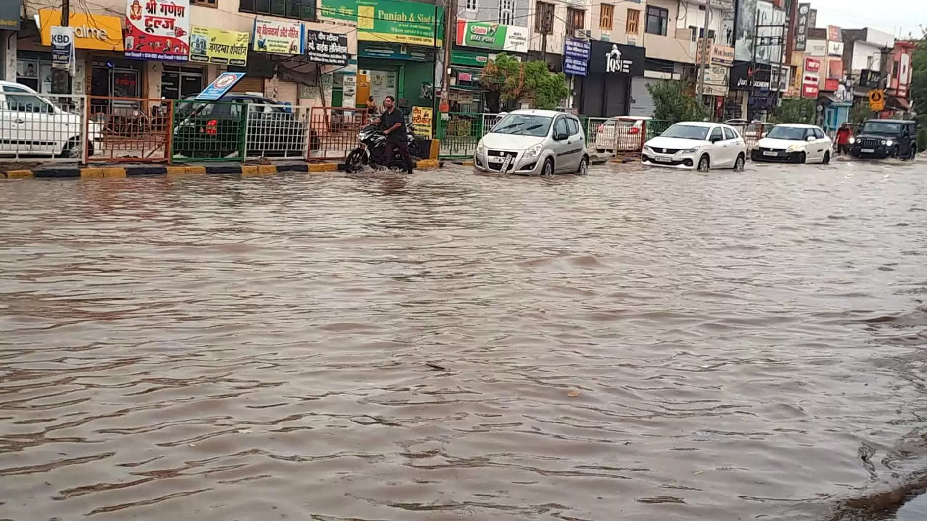 फतेहाबाद में लगातार चार घंटे हुई बारिश में डूबा शहर, सडक़ें बने तालाब