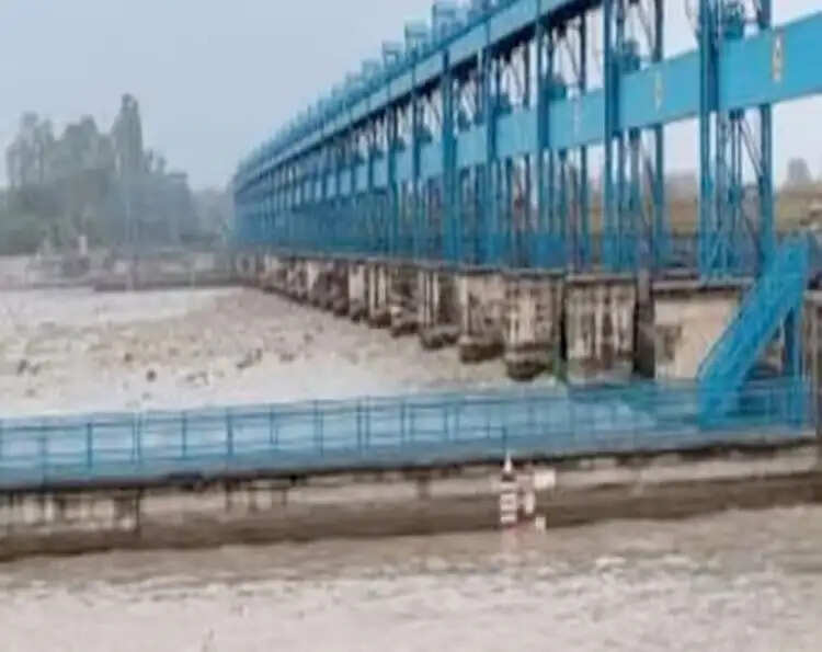 हरिद्वार में बढ़ा गंगा का जलस्तर, निचले इलाकों में गंगा किनारे न जाने की अपील