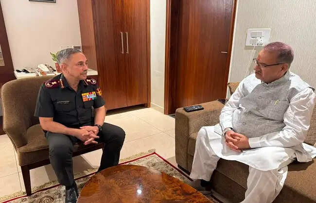 सैनिक कल्याण मंत्री गणेश जोशी ने सीडीएस सुब्रमणि से की मुलाकात
