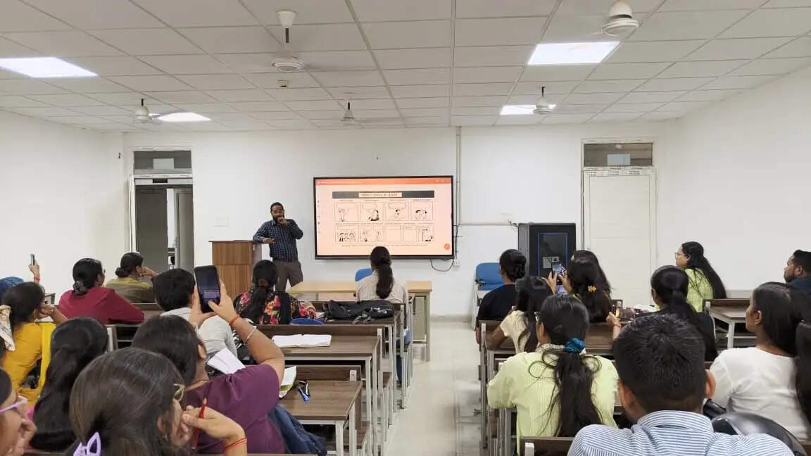 सीएसजेएमयू में कॉमिक्स और पोस्टर से सामाजिक बदलाव का संदेश