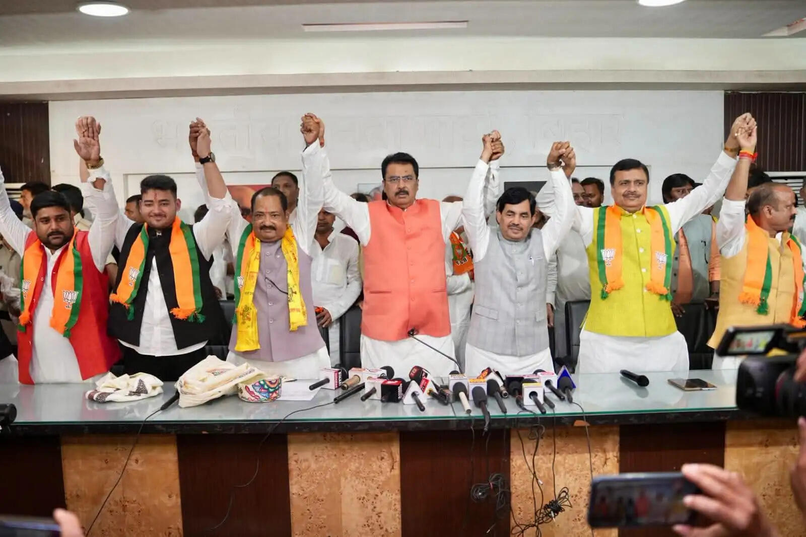 मिलन समारोह में भाजपा प्रदेश अध्यक्ष ने विभिन्न दलों के नेताओं का पार्टी में किया स्वागत