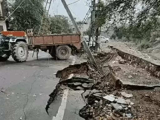 जेडीए-निगम की व्यवस्थाओं की खुली पोल, जगह-जगह सड़कें धंसी