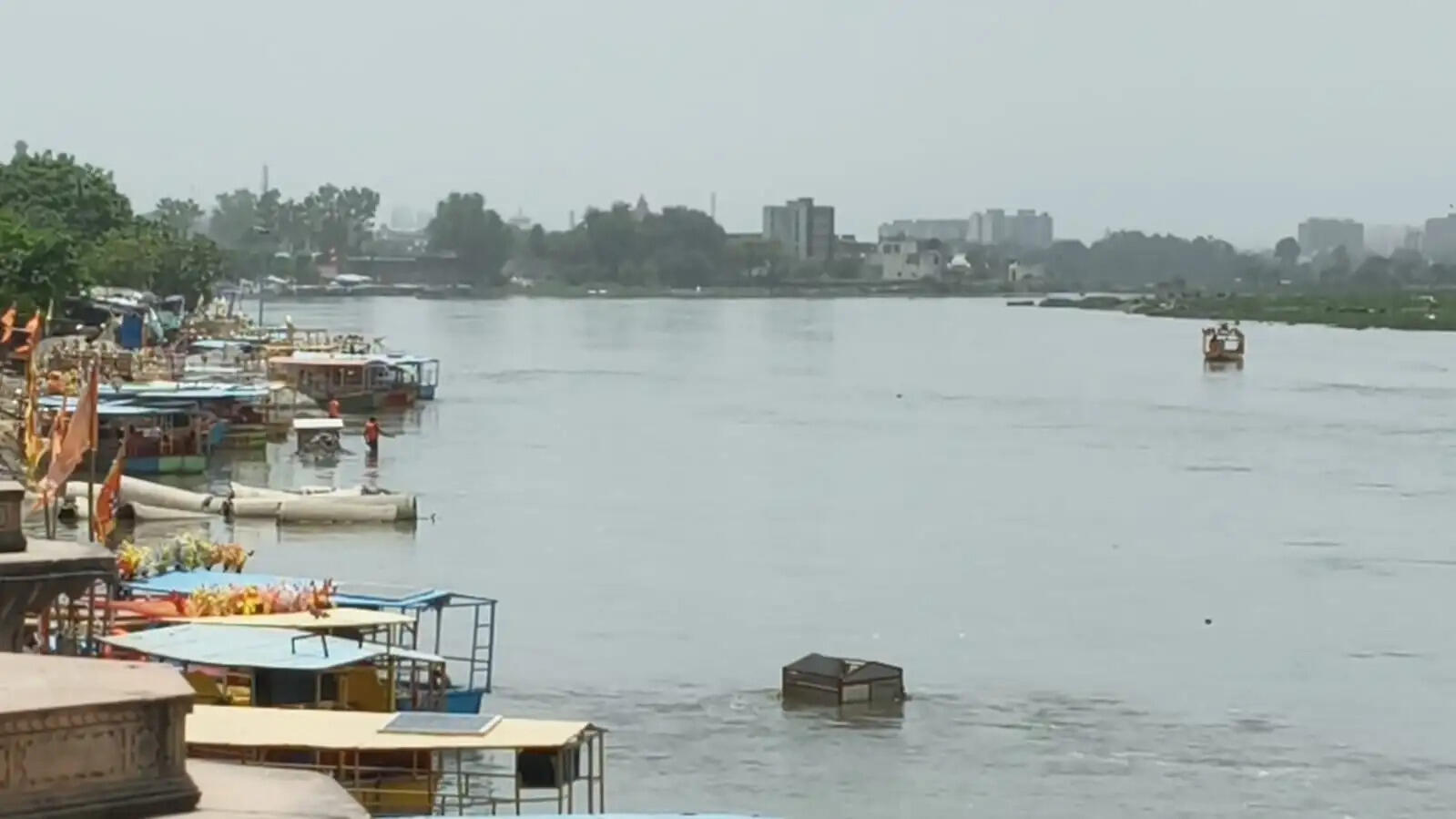 वृंदावन में यमुना का जलस्तर बढ़ा, केशीघाट की सीढ़ियां डूबीं, निचले इलाकों में बढ़ी चिंताएं