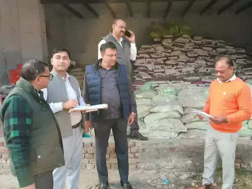 पलवल में खाद की दुकान पर सीएम फ्लाइंग की रेड, मिली अनियमितताएं