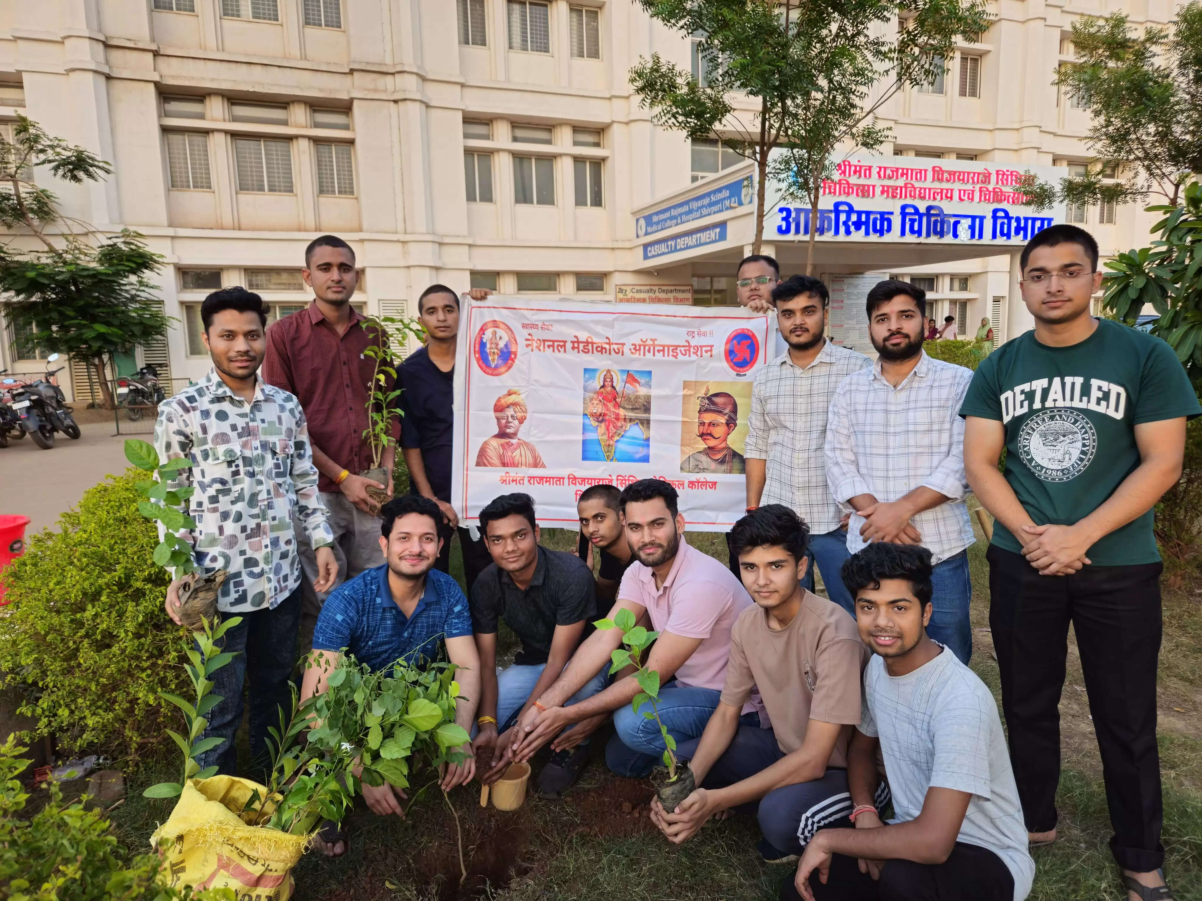 मेडिकल कॉलेज परिसर में एक पौधा मां के नाम में लगाए गए पौधे