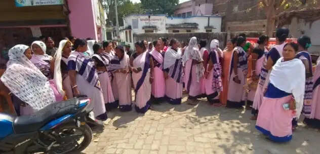 8 माह से मानदेय नहीं मिलने पर आशा कार्यकर्ताओं का प्रदर्शन, अस्पताल गेट जाम