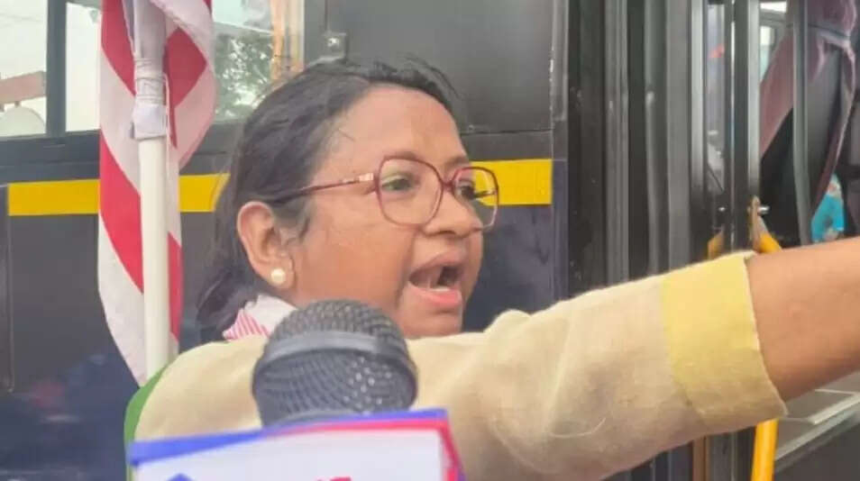 पूर्व शिक्षा मंत्री गीता श्री उरांव और उनके समर्थकों को पुलिस ने हिरासत में लिया