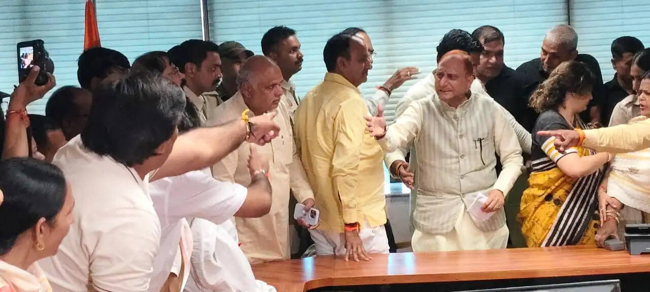 आआपा पार्षदों ने लोकतांत्रिक एवं संवैधानिक प्रक्रिया को बाधित किया, अधिकारी से साथ अभद्र व्यवहार: महापौर