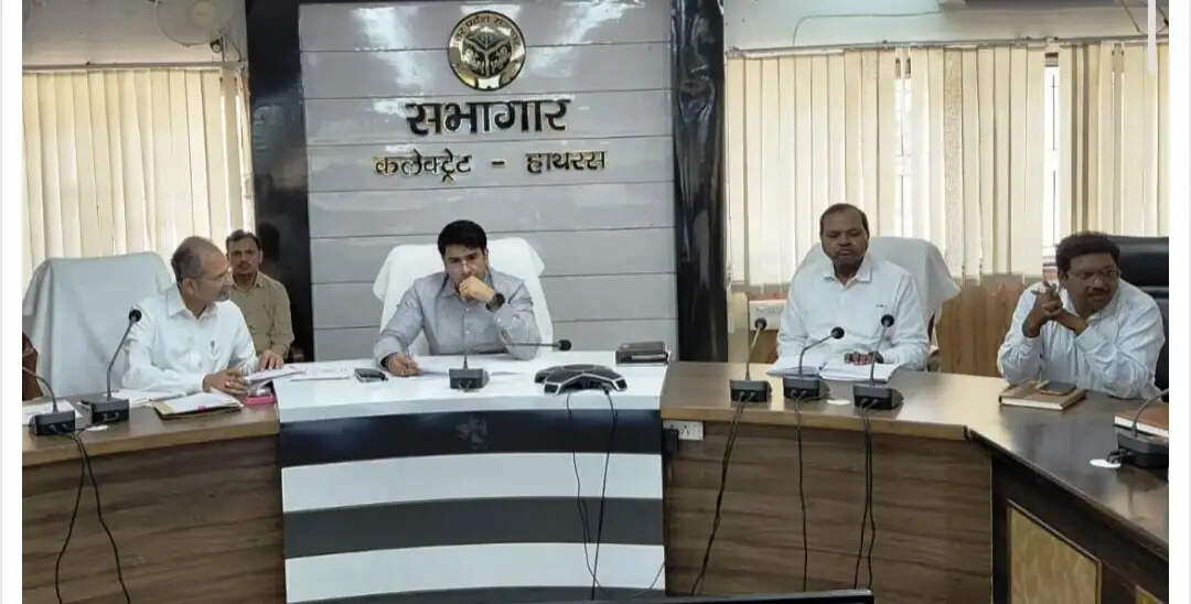 जिलाधिकारी ने की विद्युत विभाग के अधिकारियों के साथ समीक्षा बैठक
