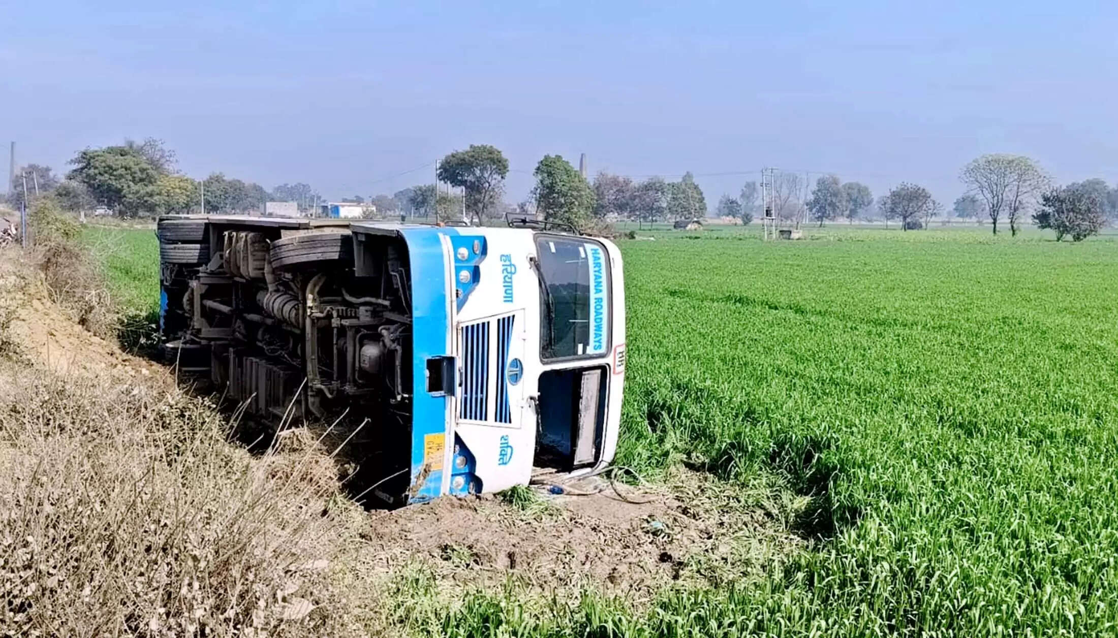 जींद : कार को बचाते हुए पलटी रोडवेज बस, डेढ़ दर्जन यात्री घायल