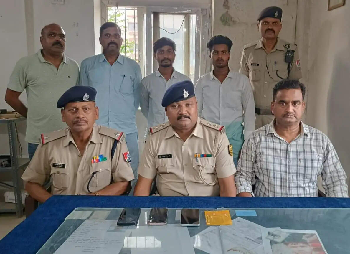 सीवान स्टेशन पर दो शातिर मोबाइल चोर गिरफ्तार, 60 हजार रुपये के तीन मोबाइल बरामद