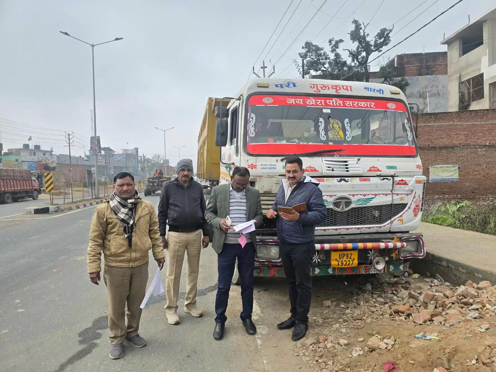 फर्रुखाबाद में अवैध रूप से चल रहे पांच ट्रक सीज