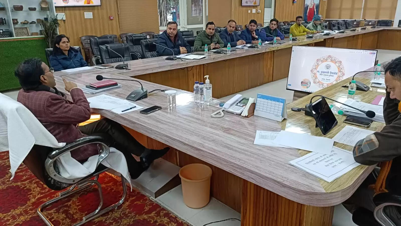 वक्फ संपत्तियों की सूचना शासन को समय से उपलब्ध कराएं अधिकारी : जिलाधिकारी