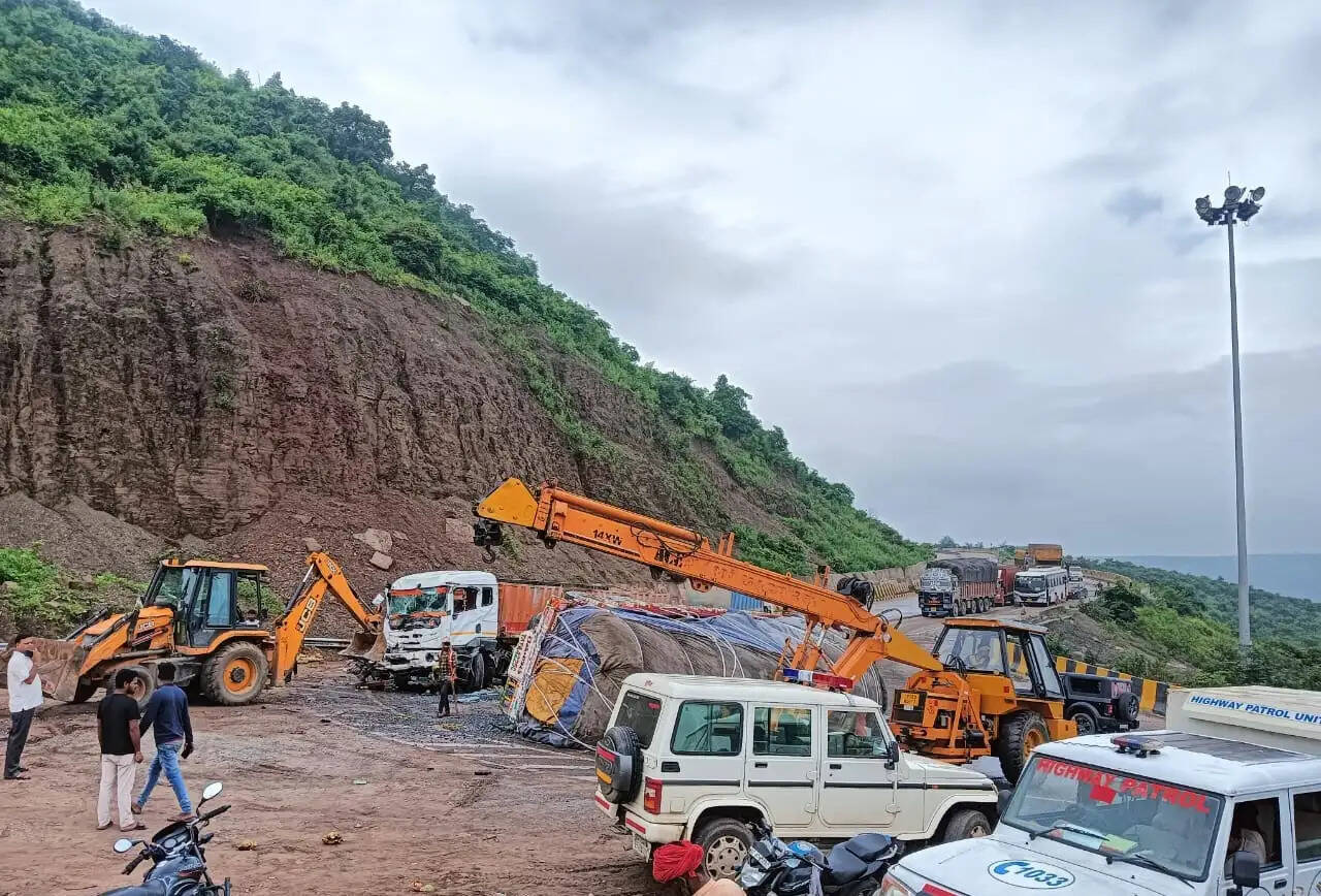 ब्रेक फेल होने से गिट्टी लदा ट्रेलर बेकाबू, हादसे में पिकअप चालक की मौत