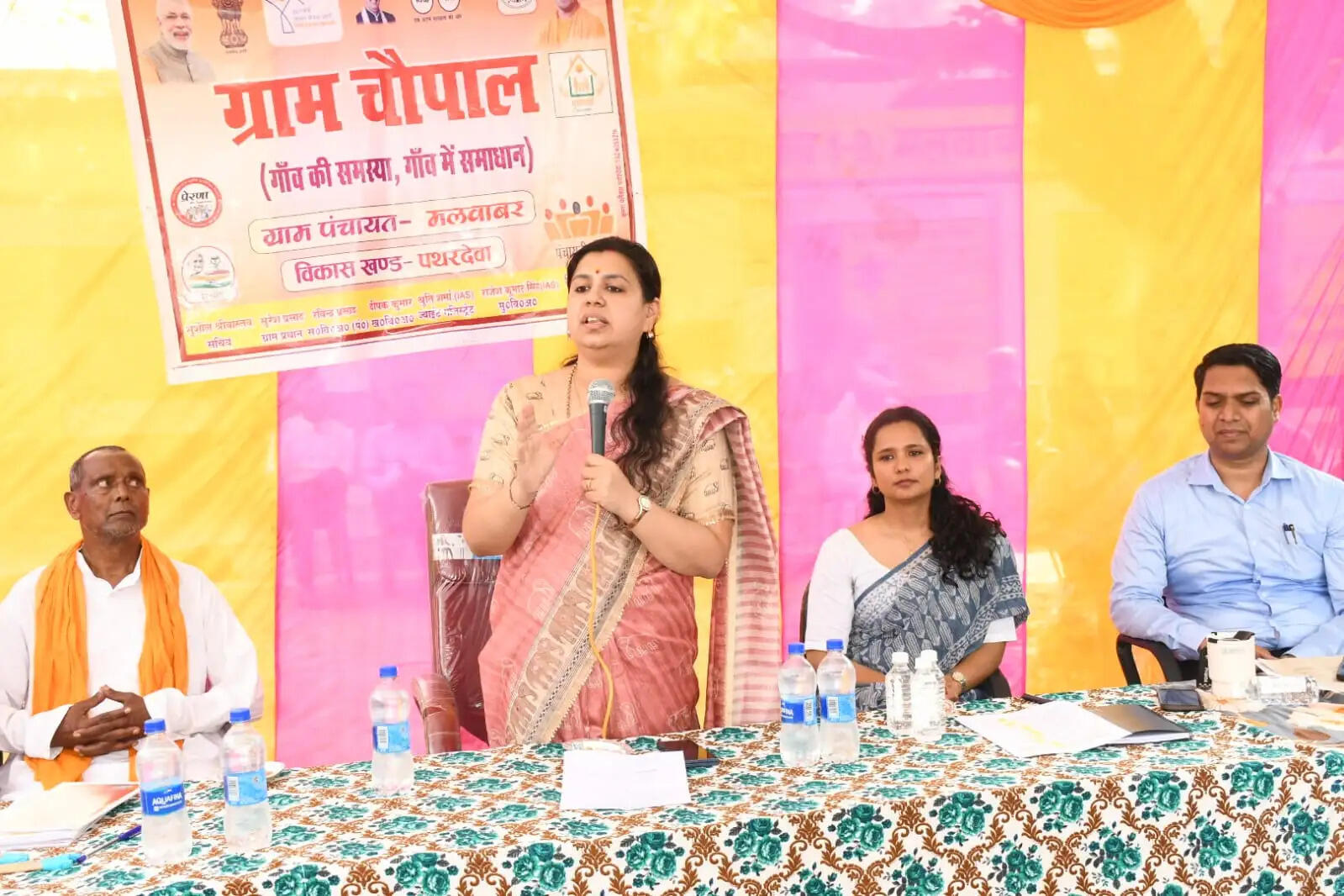 डीएम के विशेष अभियान से मूसहर बस्तियों में पहुंची सरकारी योजनाएं