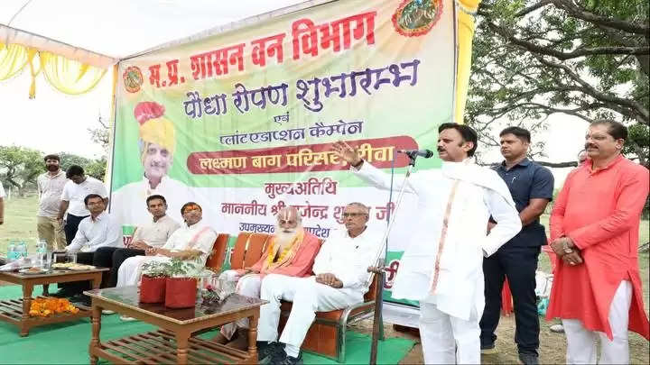 रीवाः उप मुख्यमंत्री शुक्ल ने आम का पौधा लगाकर किया पौधारोपण अभियान व प्लांट एडाप्शन कैंपेन का शुभारंभ