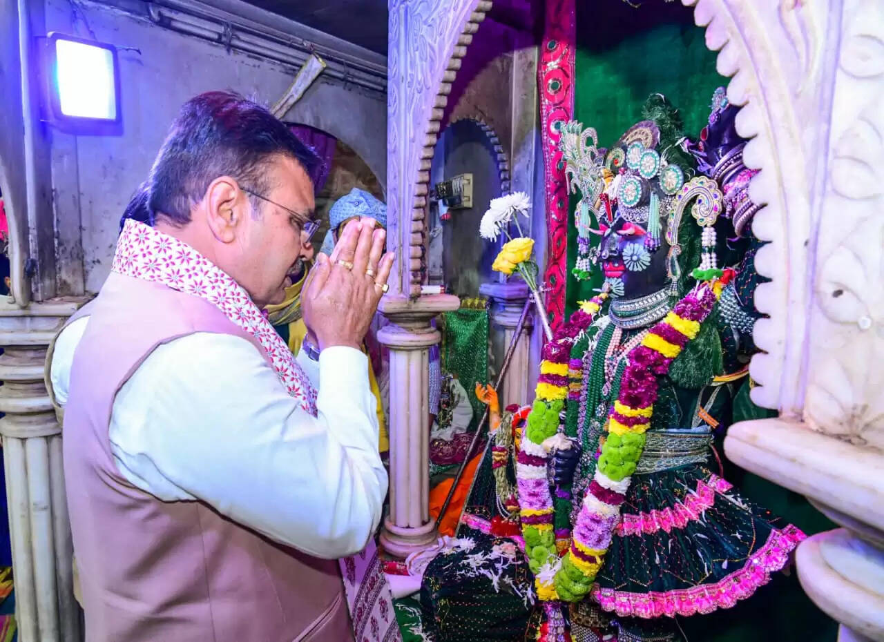 पूंछरी का लौठा में मुख्यमंत्री भजनलाल शर्मा ने दंडवत प्रणाम कर श्रीनाथ जी की विशेष पूजा की