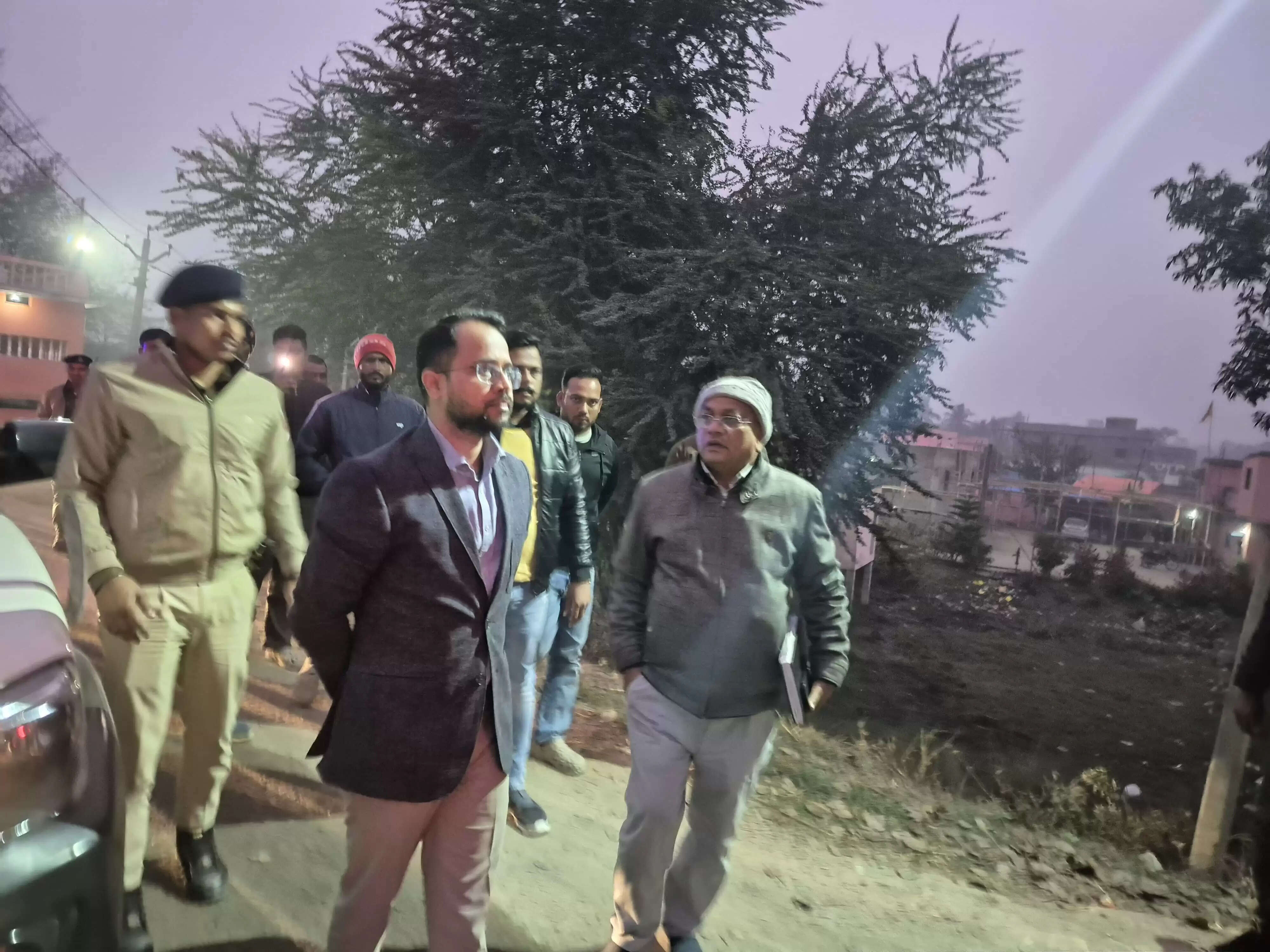 सारण तटबंध पर बनेगा डबल लेन पथ, डीएम ने किया स्थलीय निरीक्षण