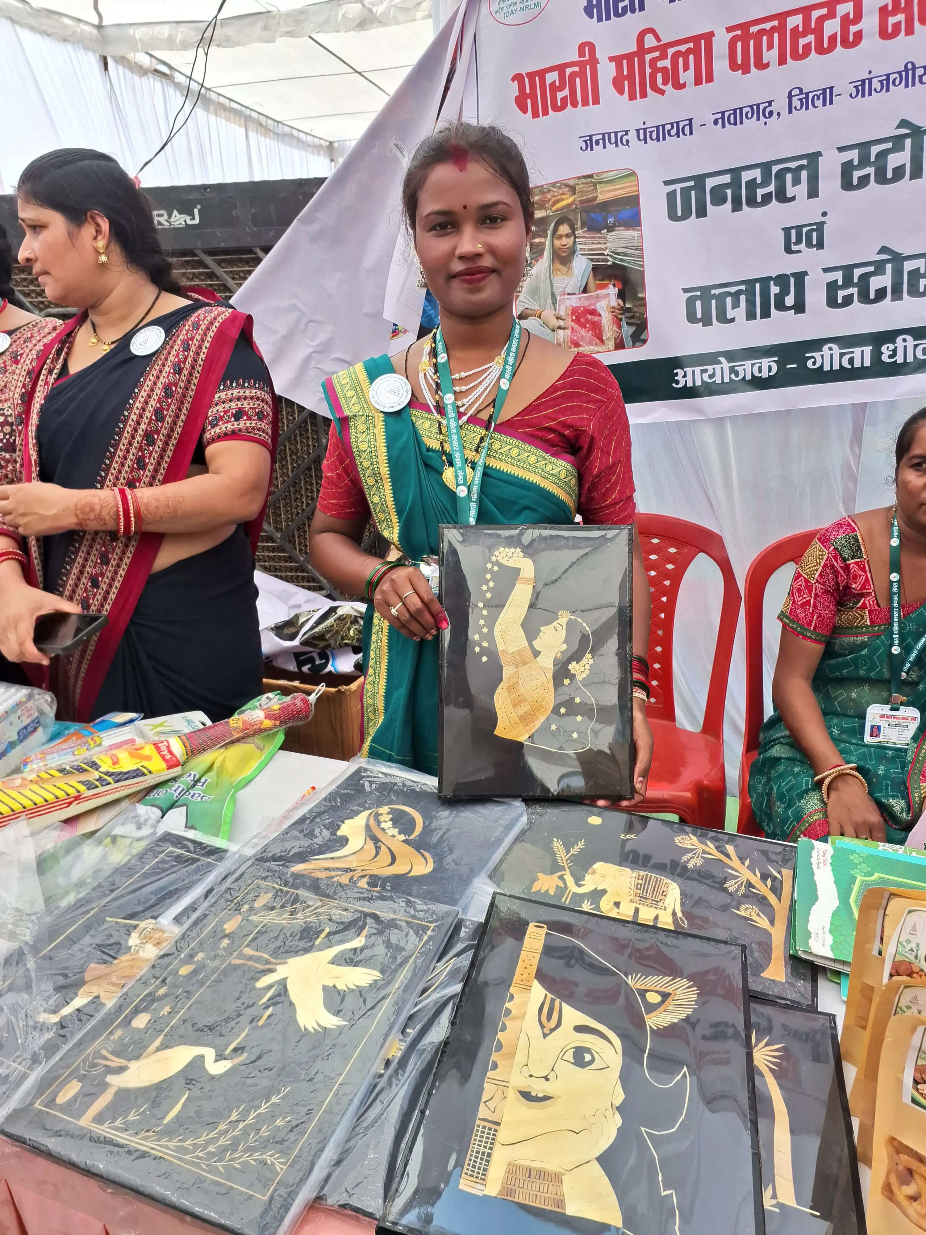 बिहान योजना से धनेश्वरी धीवर के हुनर को मिली नई पहचान, पैरा आर्ट बना आत्मनिर्भरता का आधार