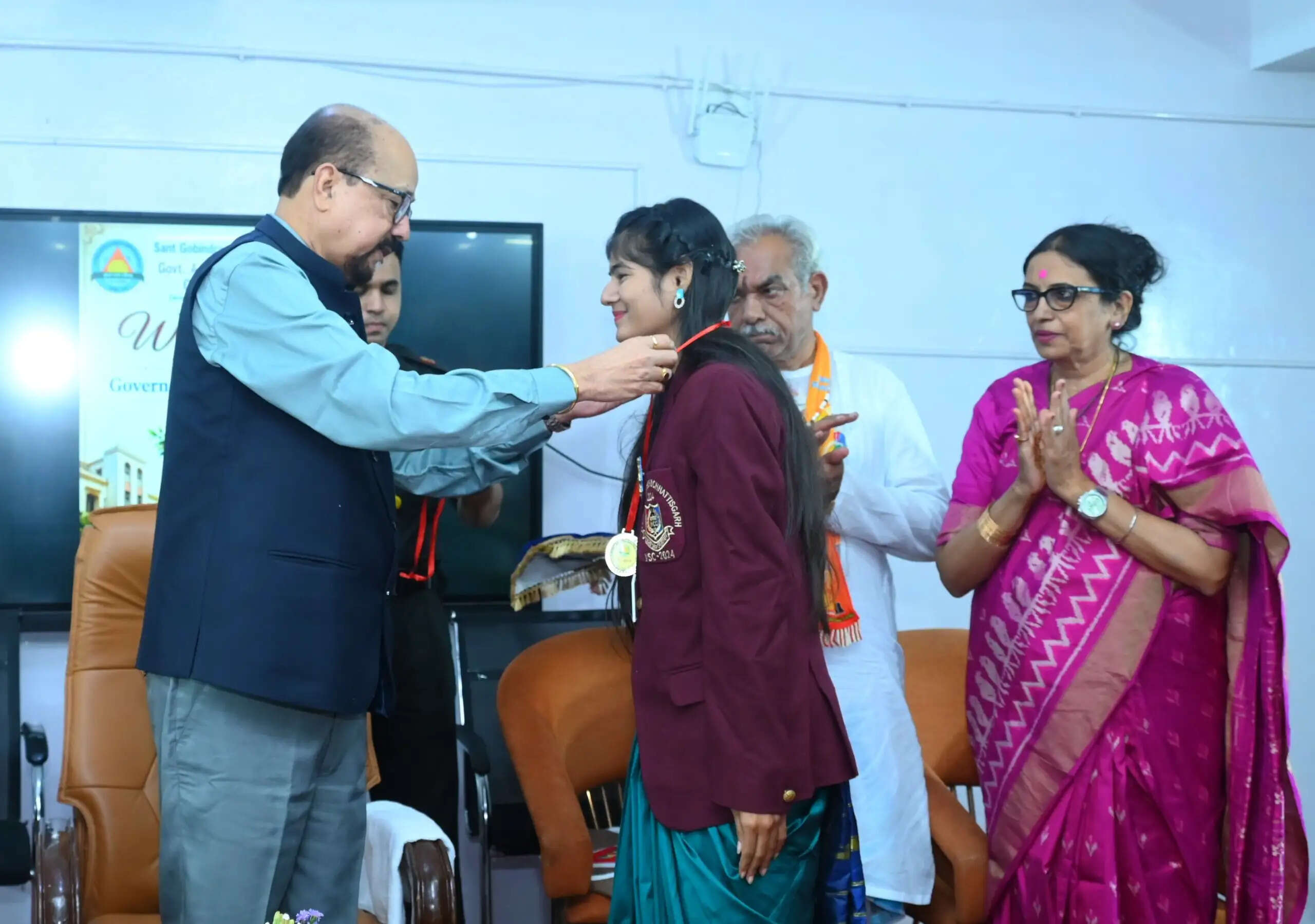 रायपुर : वर्तमान पर फोकस करें, निरंतर सीखते रहें और समाज के लिए योगदान दें : राज्यपाल